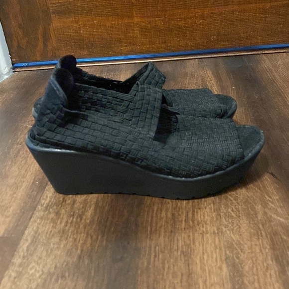 Steve Madden black wedge sandals. - Picture 6 of 6